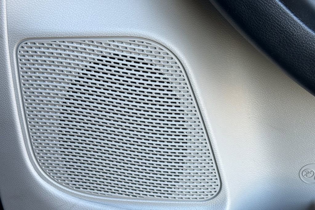 Used 2023 Chrysler Pacifica Touring-L image 28