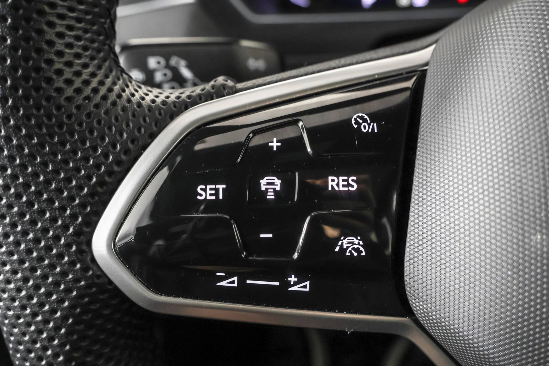 Used 2022 Volkswagen Tiguan SEL R-Line image 28