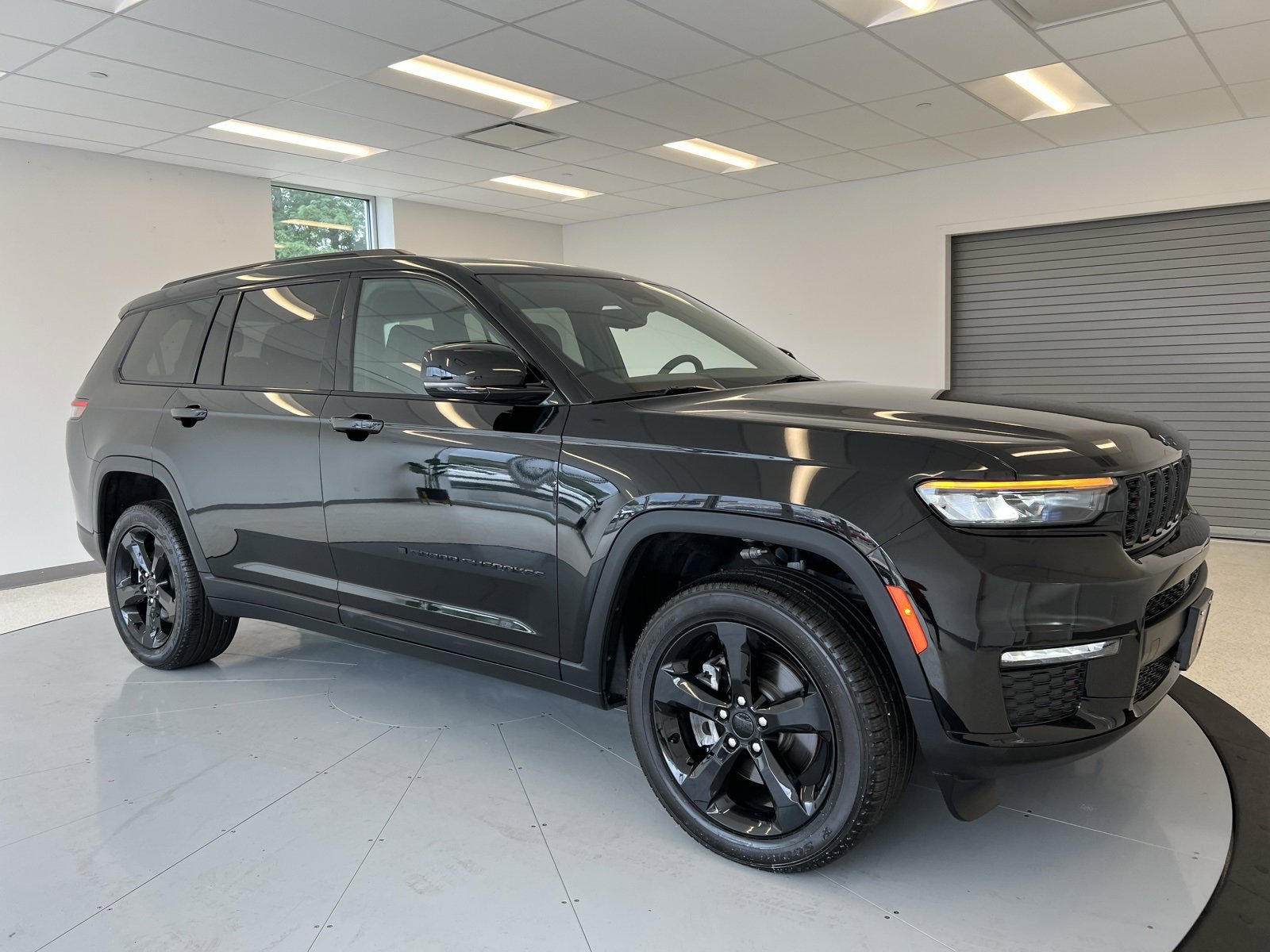 Used 2024 Jeep Grand Cherokee L Limited w/ Black Appearance Package image 70