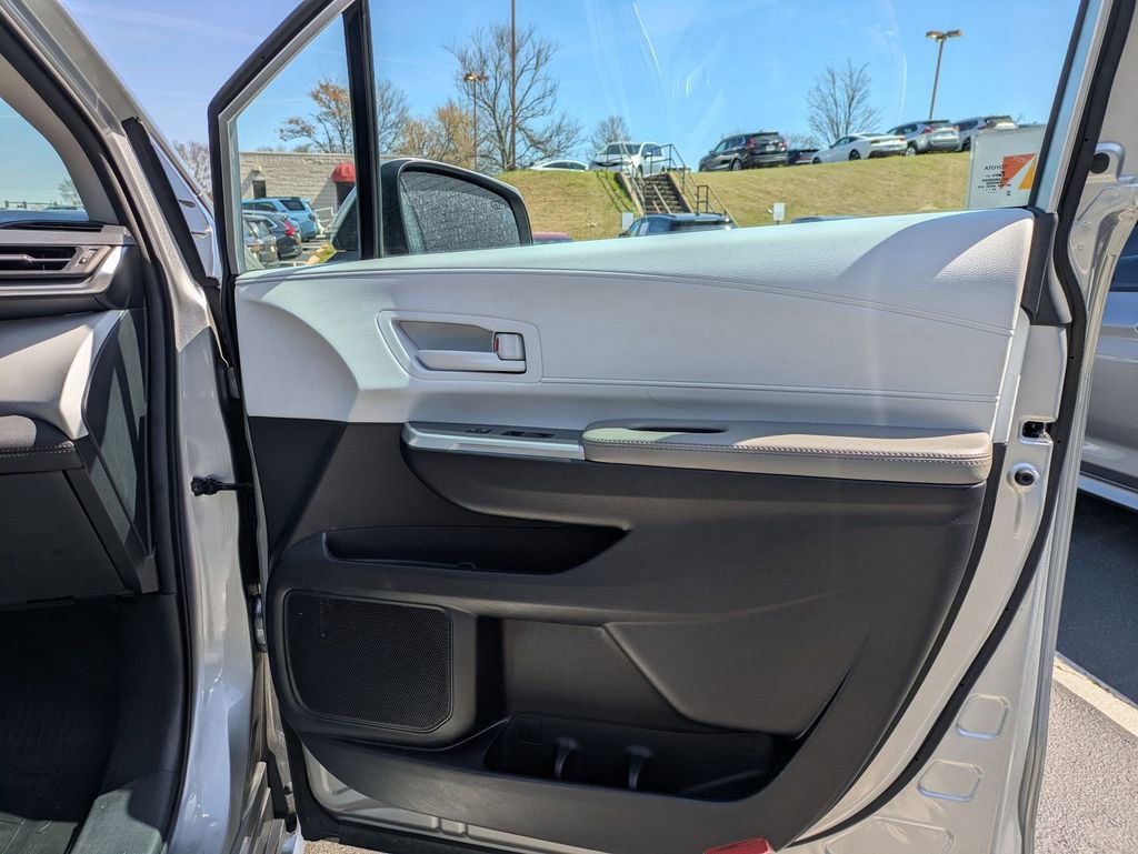 Used 2025 Toyota Sienna LE image 33