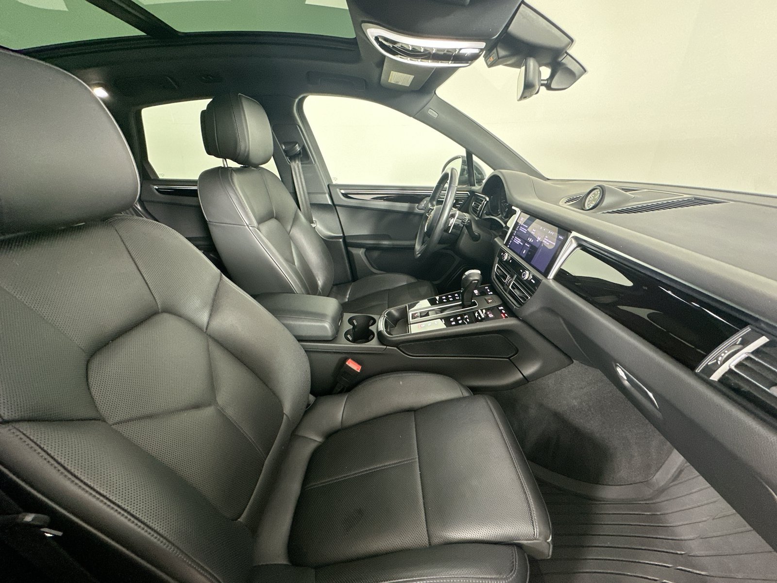 Certified 2022 Porsche Macan AWD/4WD image 46