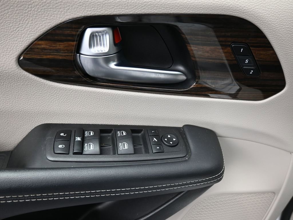 Used 2023 Chrysler Pacifica Limited FWD image 29