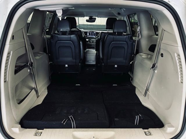 Used 2023 Chrysler Pacifica Touring-L FWD image 11
