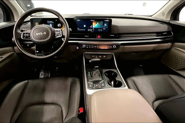 Used 2025 Kia Carnival FWD image 18