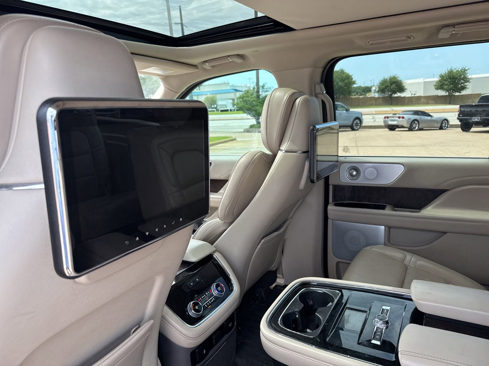 Used 2019 Lincoln Navigator L Reserve AWD/4WD image 12