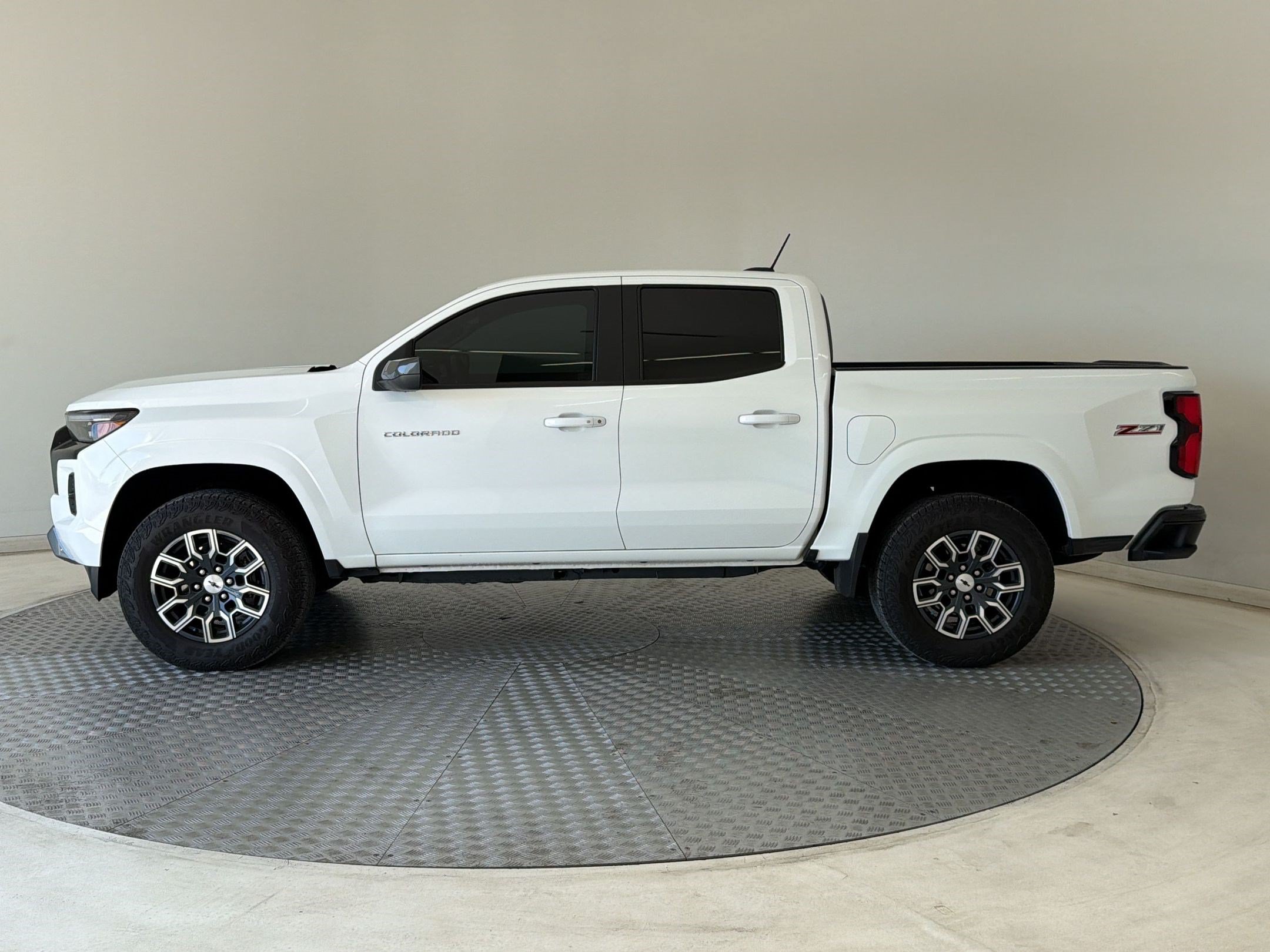Used 2025 Chevrolet Colorado Z71 AWD/4WD image 2
