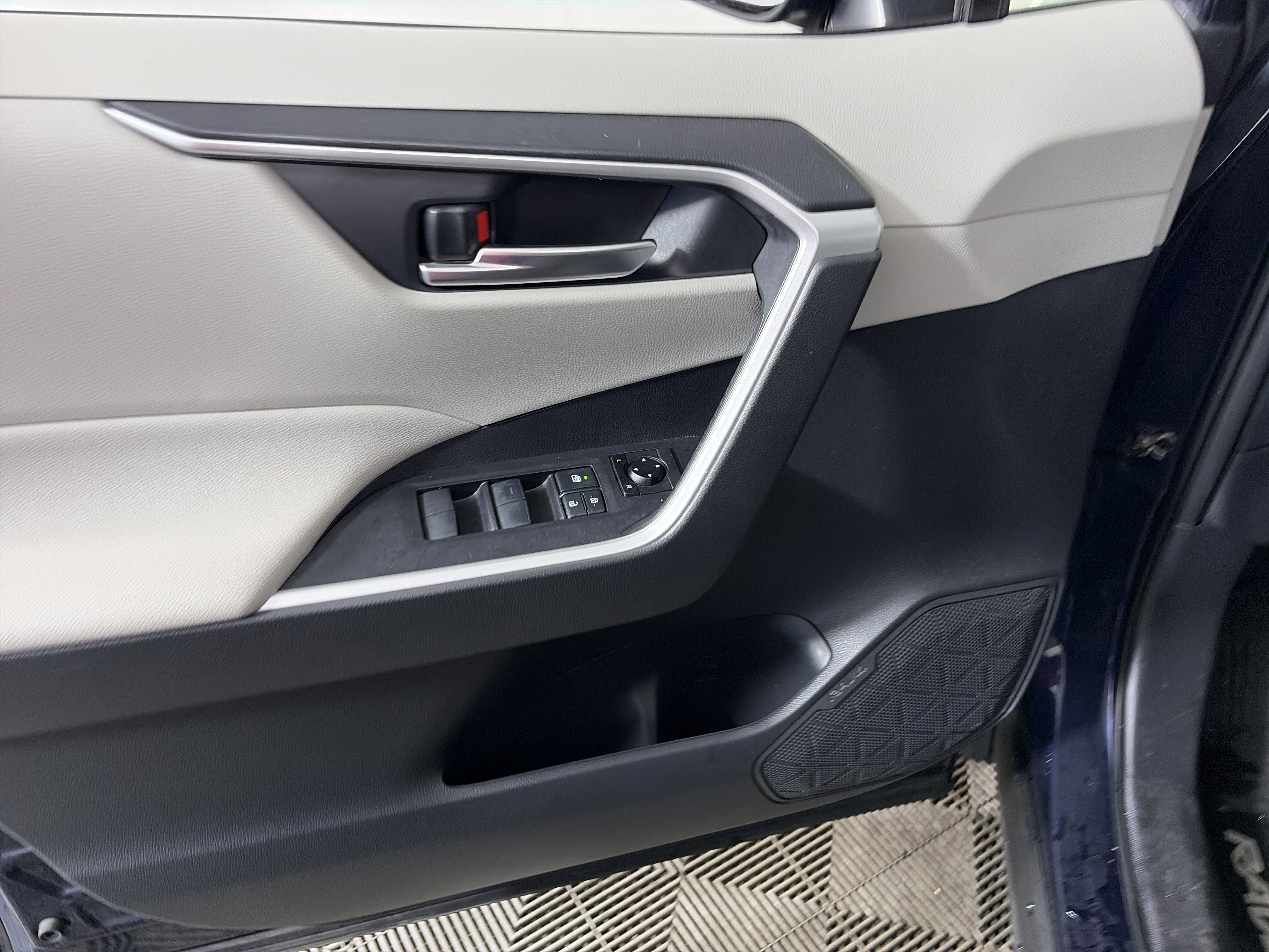 Used 2020 Toyota RAV4 XLE image 18