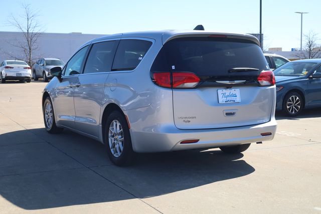 Used 2023 Chrysler Voyager LX image 6