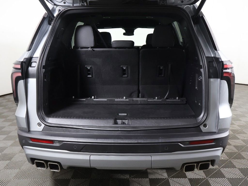 Used 2025 Chevrolet Traverse LT w/ Driver Confidence Package FWD image 16