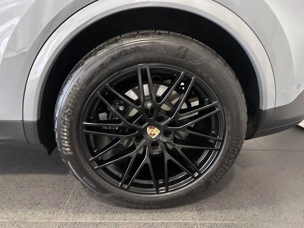 Used 2024 Porsche Cayenne Coupe image 8