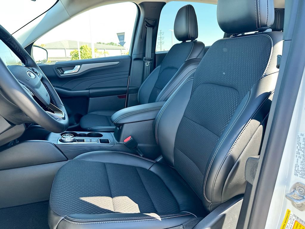 New 2025 Ford Escape SE w/ Class II Trailer Tow Package image 8