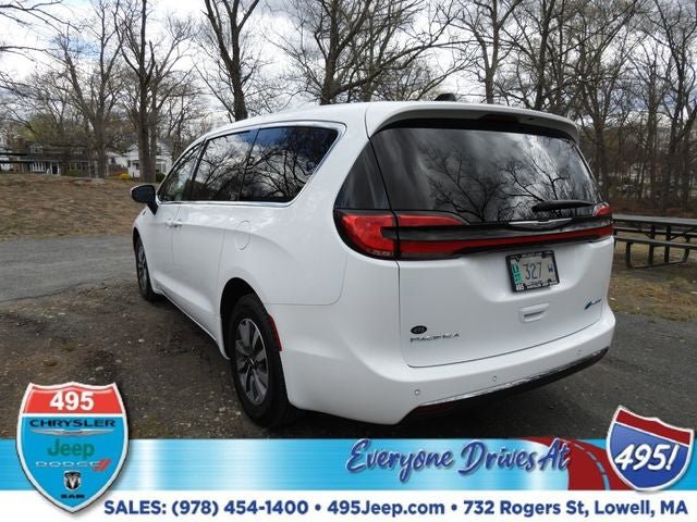Used 2023 Chrysler Pacifica Touring-L FWD image 3
