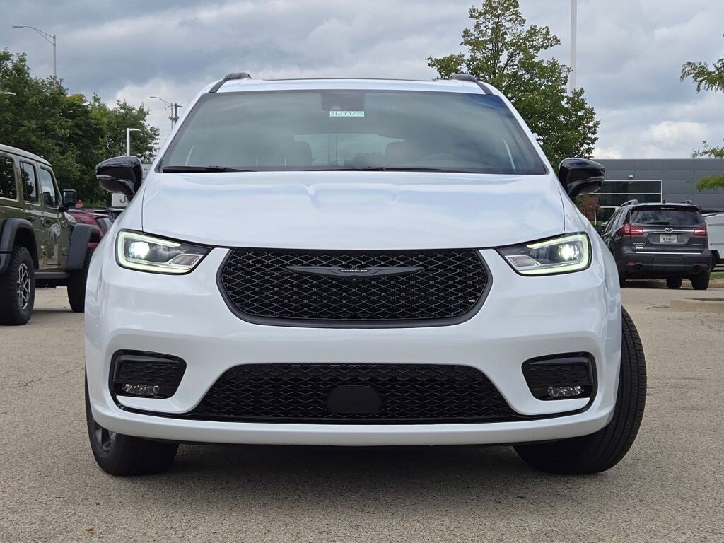 New 2026 Chrysler Pacifica Limited w/ S Appearance Package image 5
