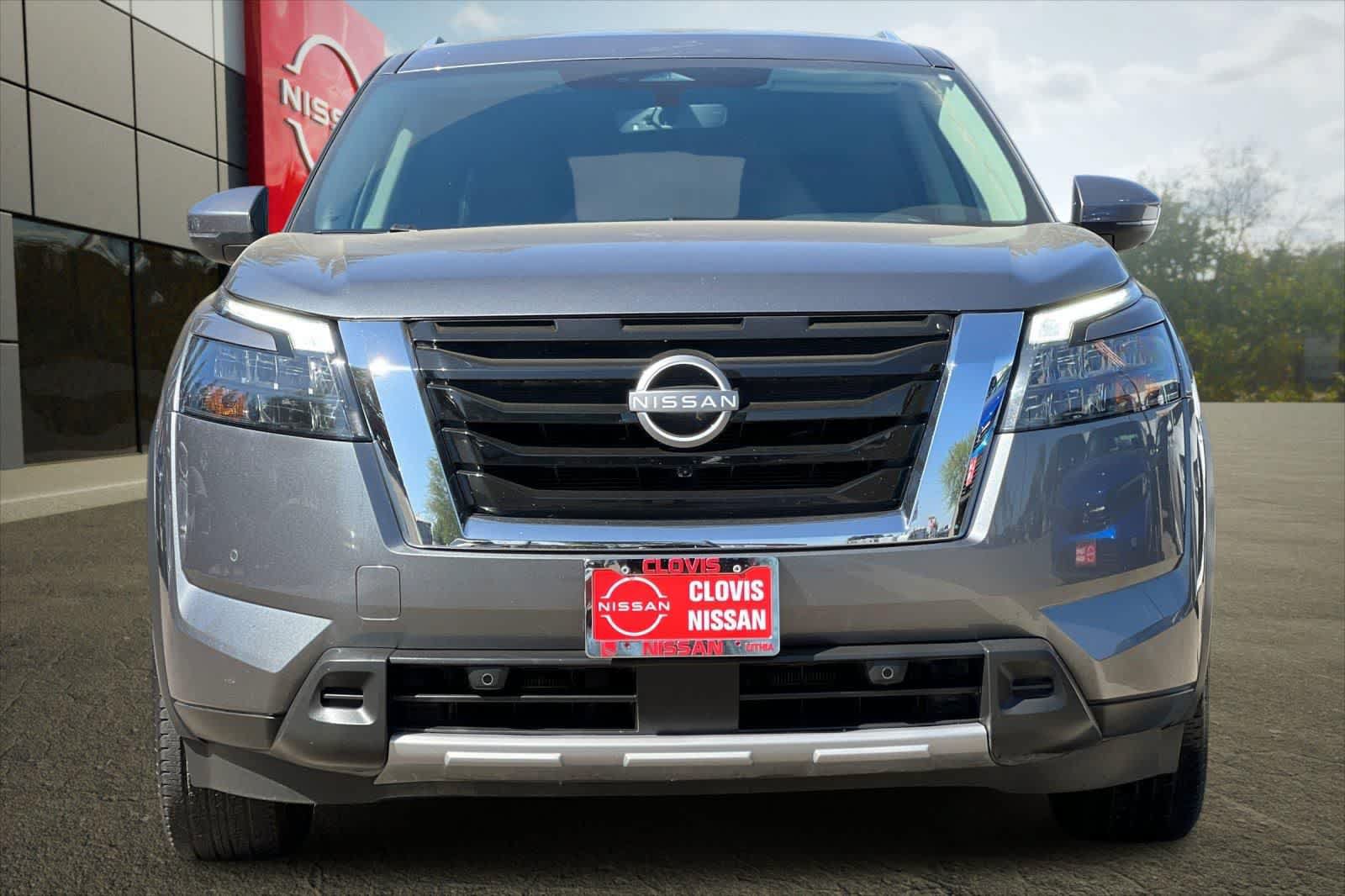 Used 2025 Nissan Pathfinder SL FWD image 11