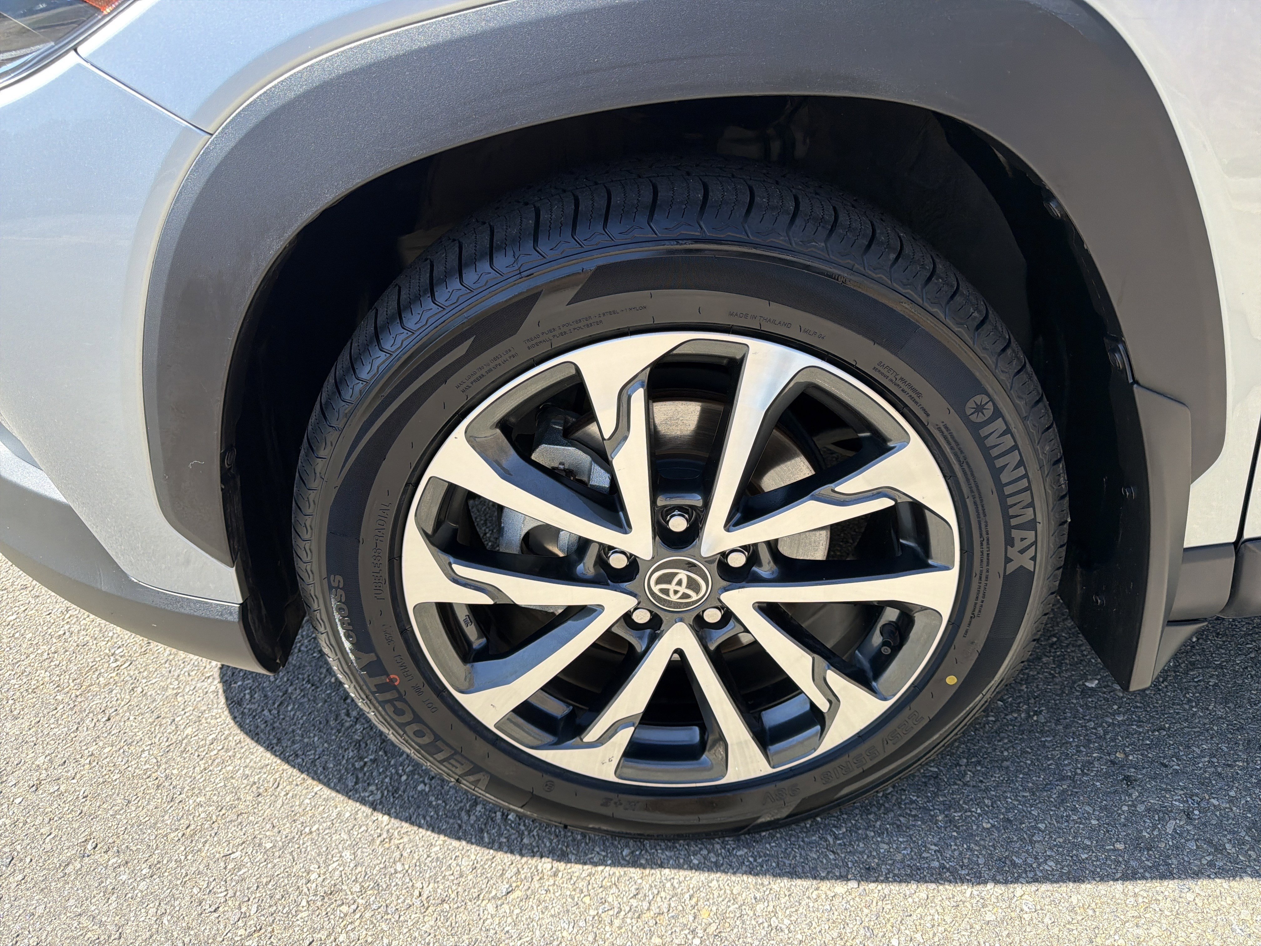 Used 2024 Toyota Corolla Cross XLE w/ Convenience Package image 11