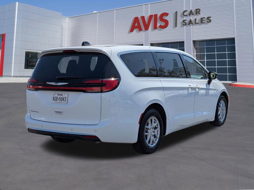 Used 2024 Chrysler Pacifica Touring-L image 6