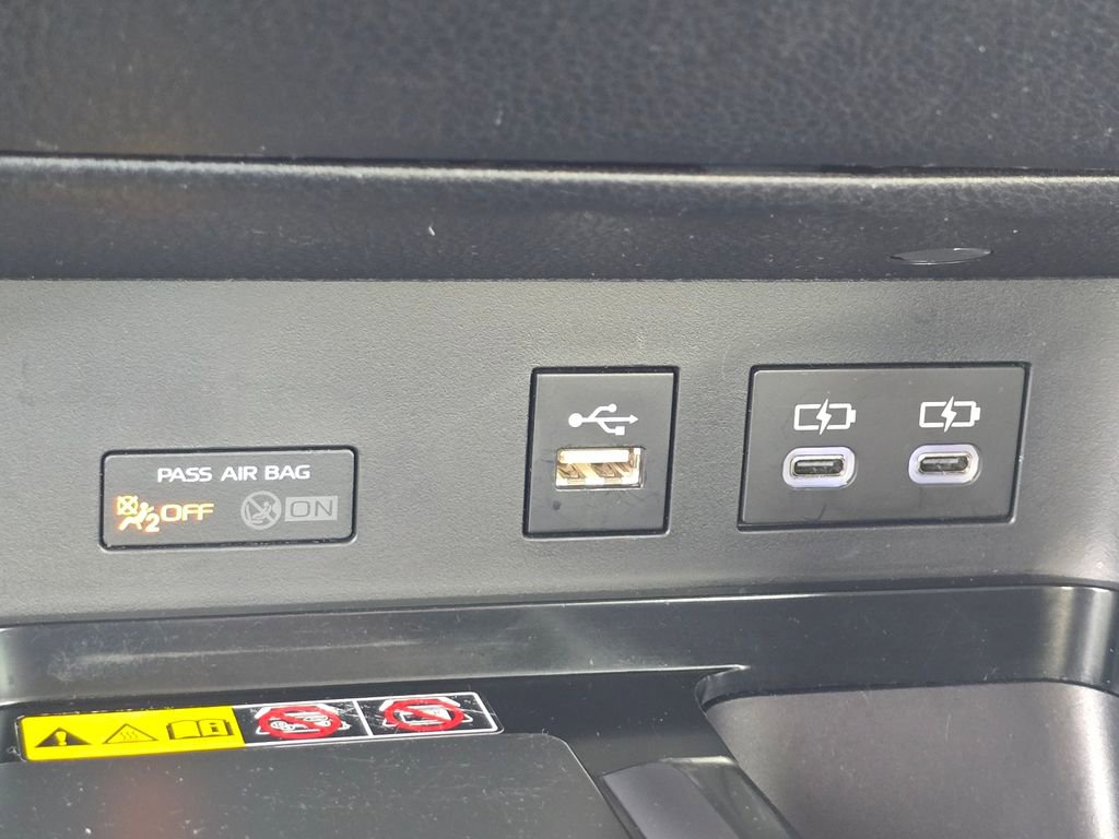 Used 2025 Toyota Camry SE w/ Convenience Package image 24