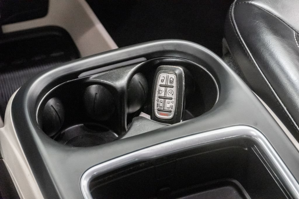 Used 2023 Chrysler Pacifica Touring-L FWD image 21