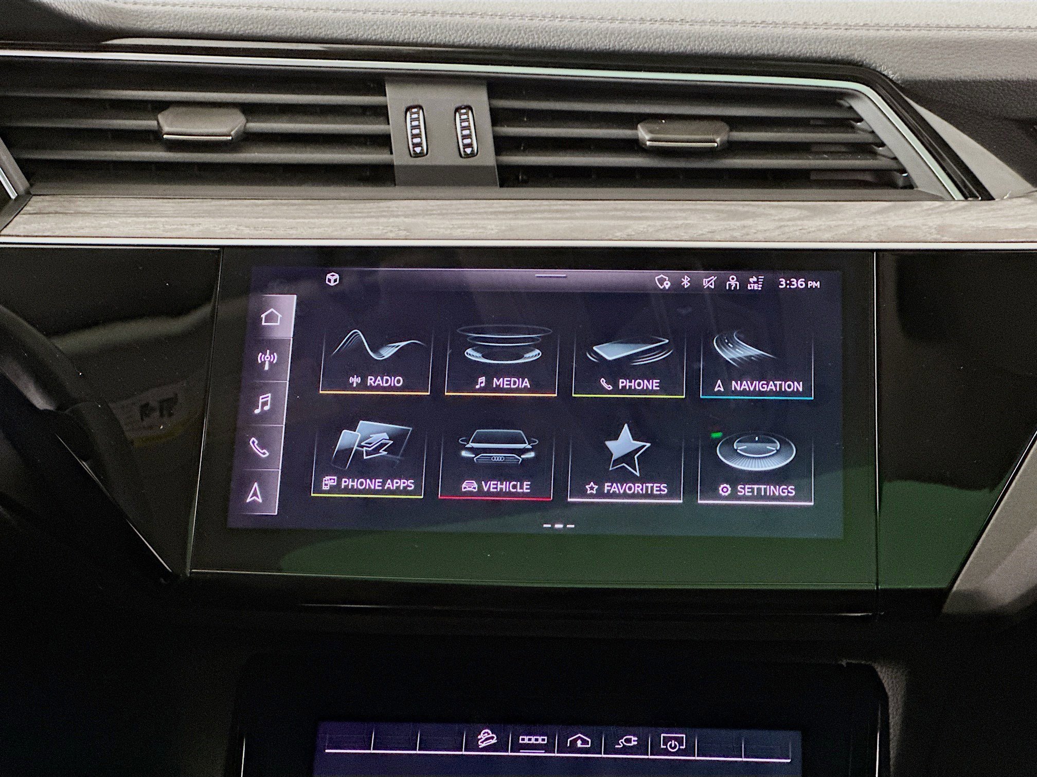 Used 2022 Audi e-tron Premium w/ Convenience Plus Package image 12