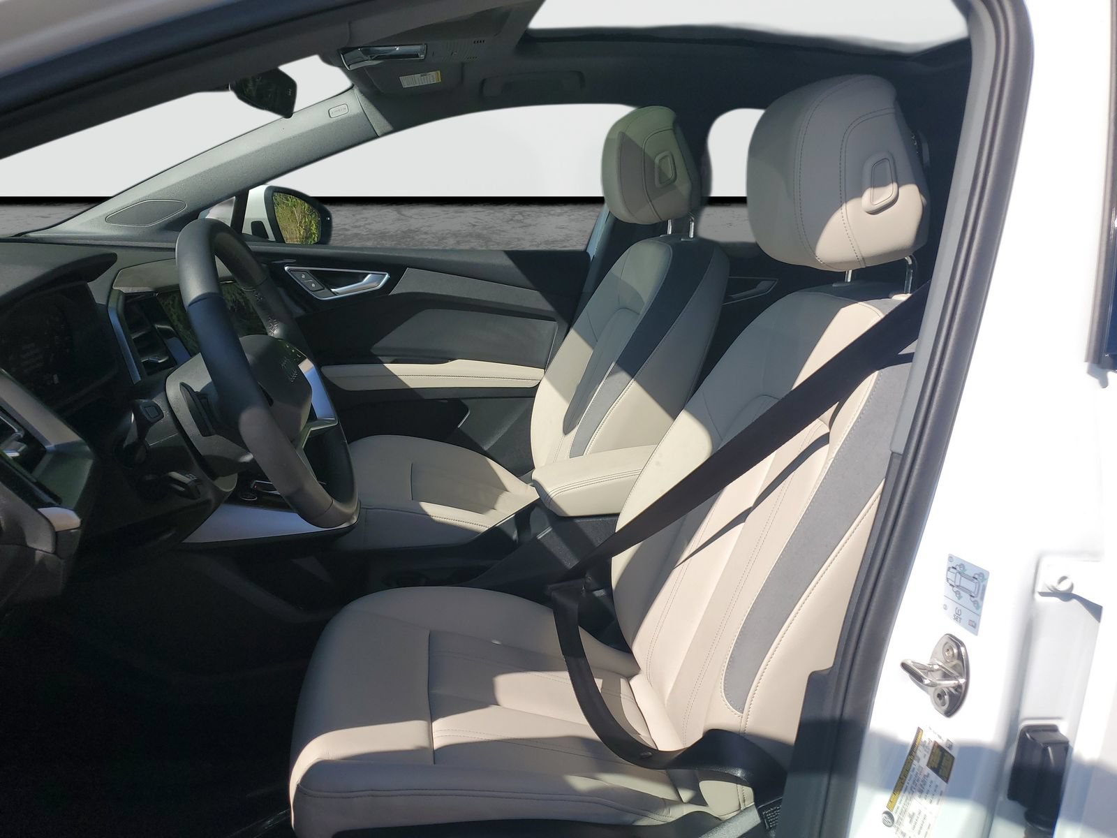 Used 2025 Audi Q4 e-tron Premium w/ Convenience Package RWD image 18