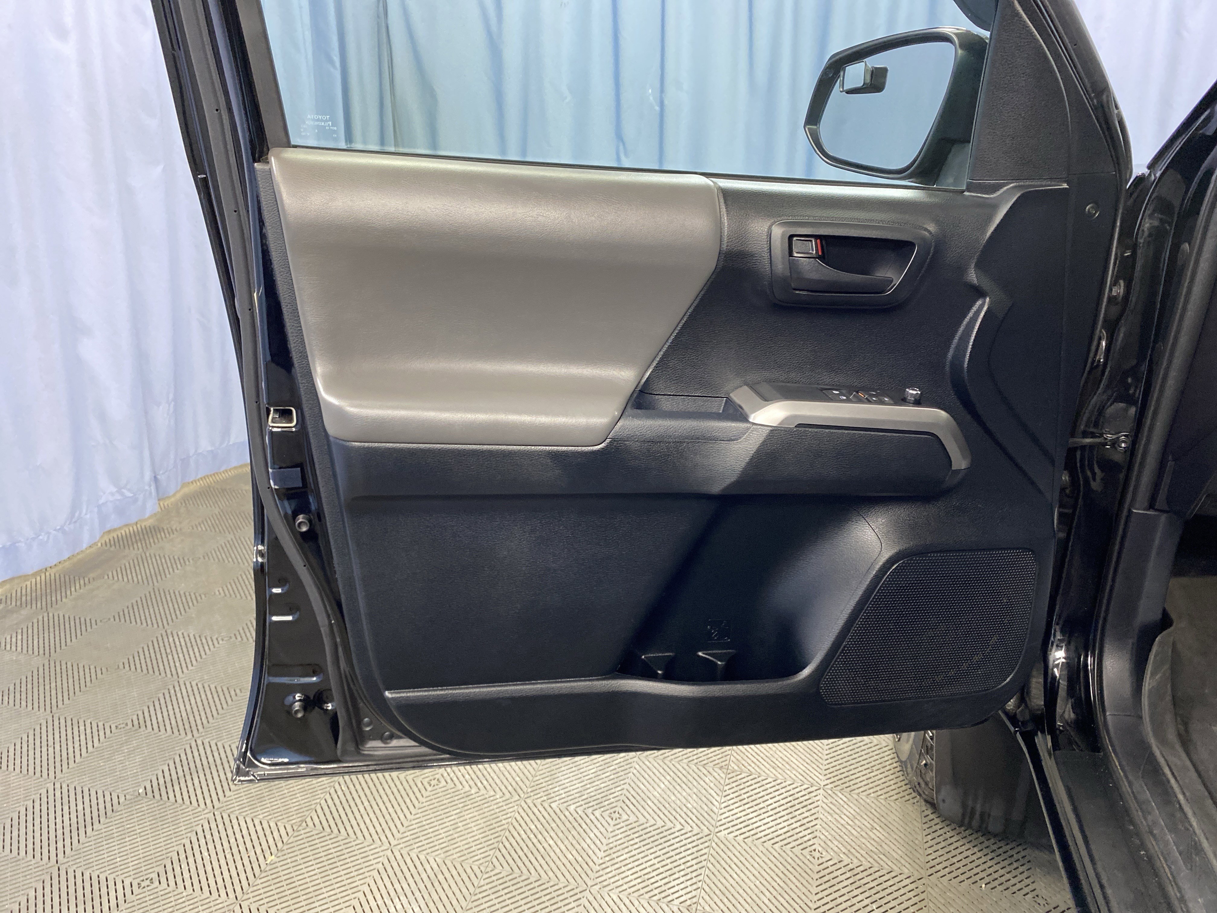 Used 2017 Toyota Tacoma 4x4 Access Cab image 12