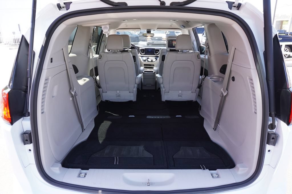 Used 2019 Chrysler Pacifica Touring-L Plus FWD image 8