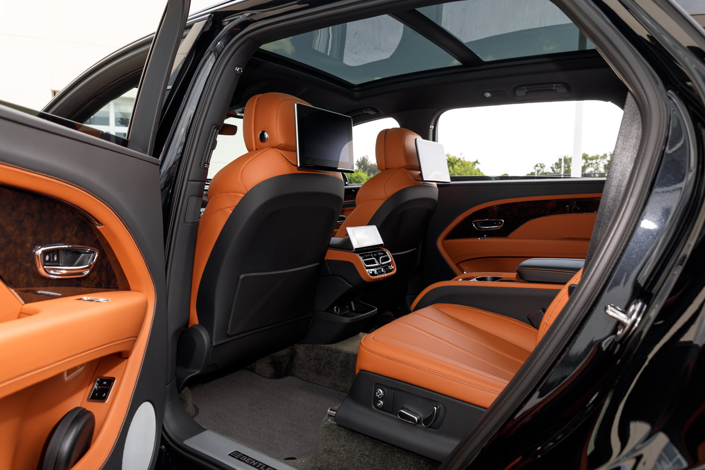 Certified 2023 Bentley Bentayga Extended Wheelbase AWD/4WD image 46