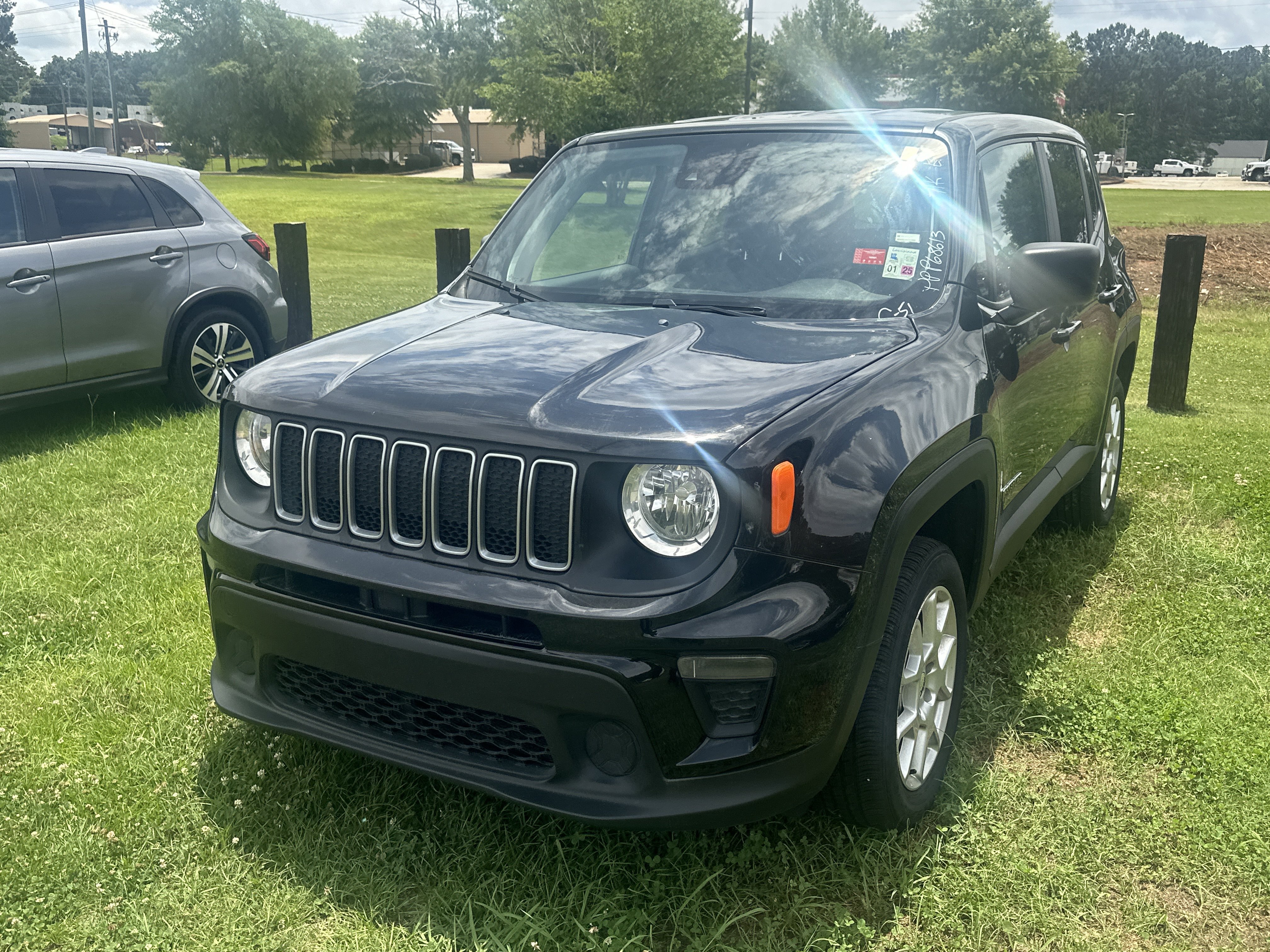 Used 2023 Jeep Renegade Latitude AWD/4WD image 1