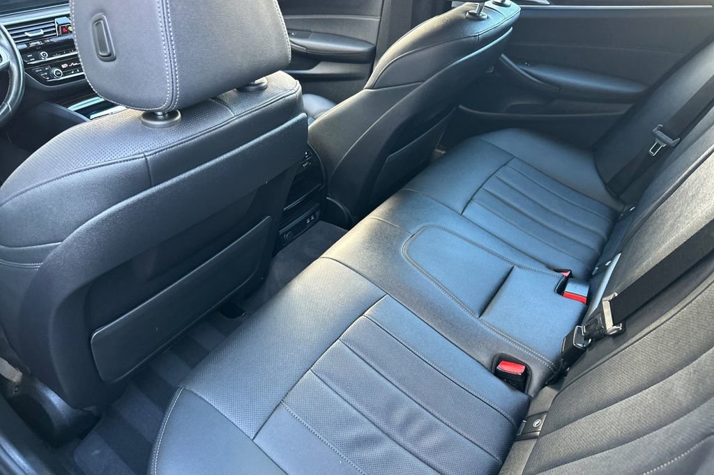 Used 2023 BMW 530e w/ Executive Package image 12