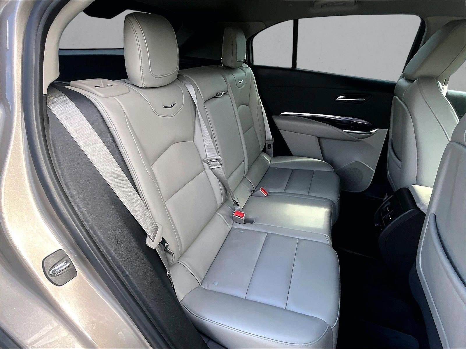 Used 2023 Cadillac XT4 Luxury w/ Cold Weather Package FWD image 28