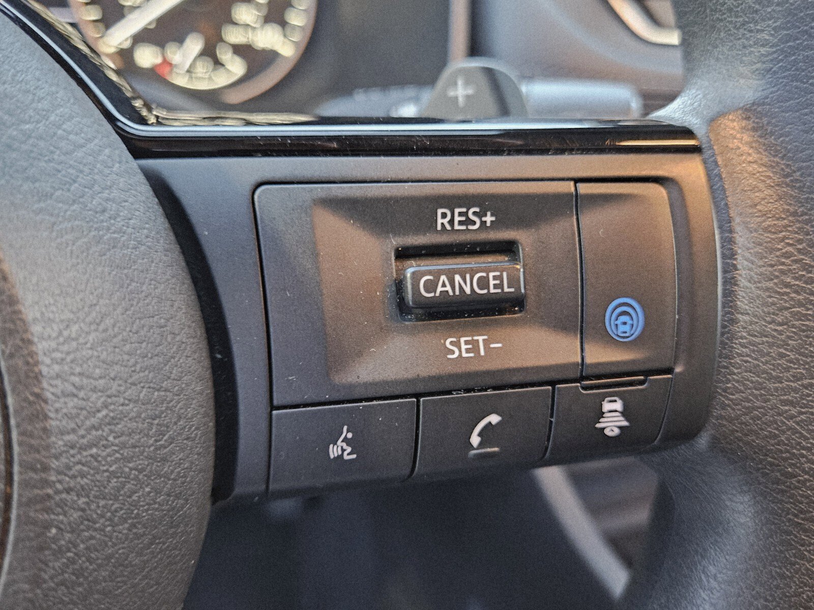 Used 2023 Nissan Rogue SV image 32