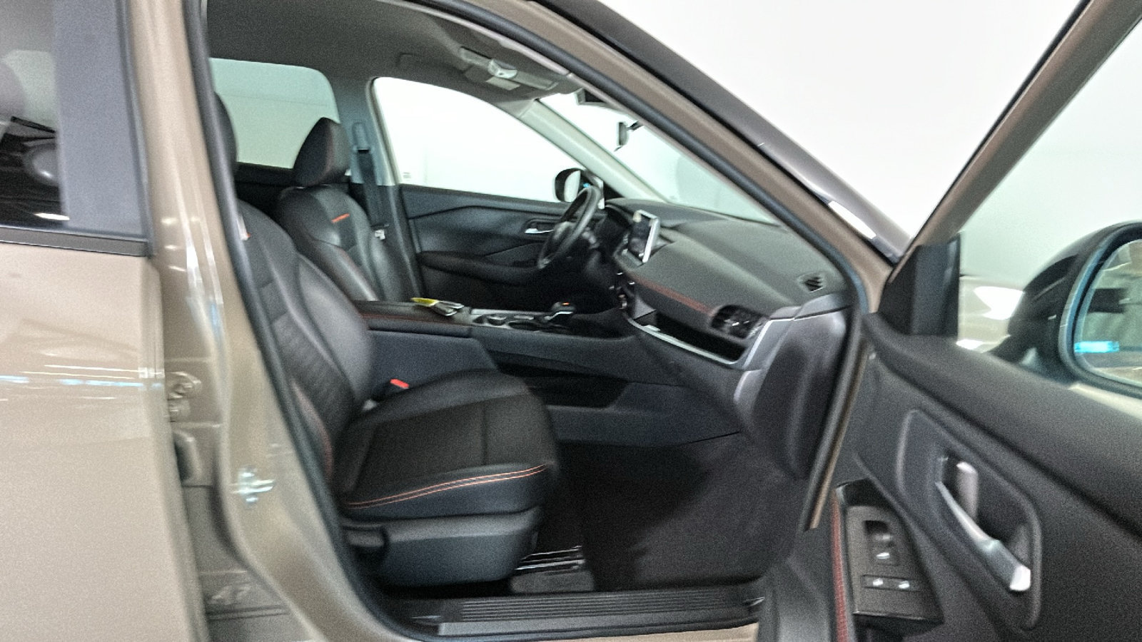 Used 2025 Nissan Rogue SV AWD/4WD image 37