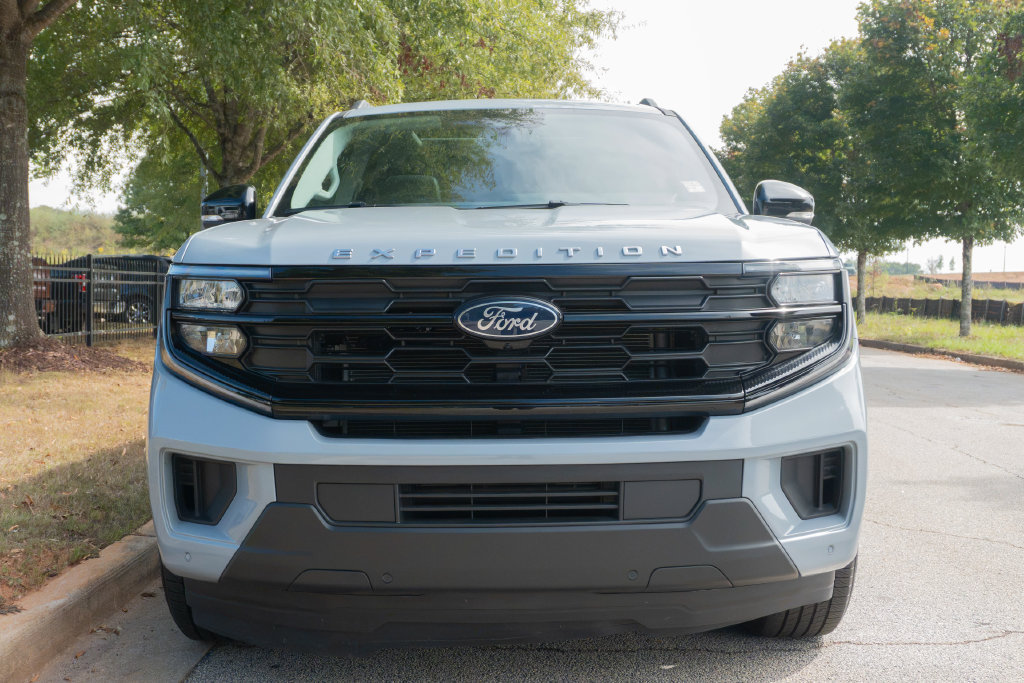 Used 2025 Ford Expedition Active RWD image 3