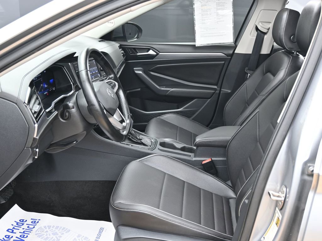 Used 2023 Volkswagen Jetta SE w/ Panoramic Sunroof Package image 17