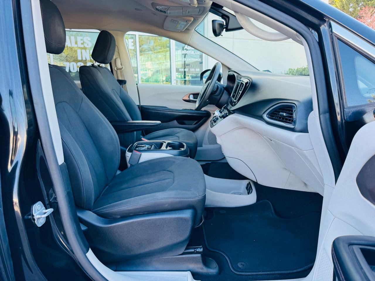 Used 2018 Chrysler Pacifica Touring Plus w/ Tire & Wheel Group FWD image 22