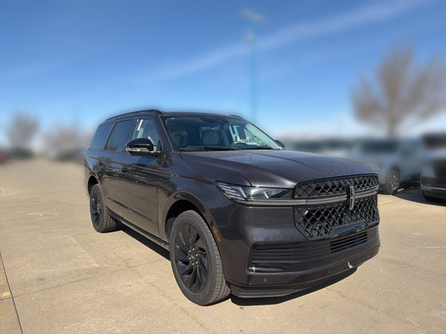 New 2026 Lincoln Navigator Reserve w/ Jet Appearance Package AWD/4WD image 3