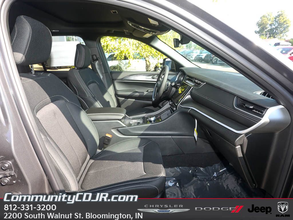 New 2025 Jeep Grand Cherokee Laredo X w/ Luxury Tech Group I image 18