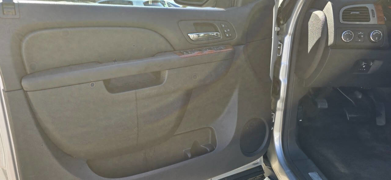 Used 2011 Chevrolet Avalanche LTZ AWD/4WD image 11