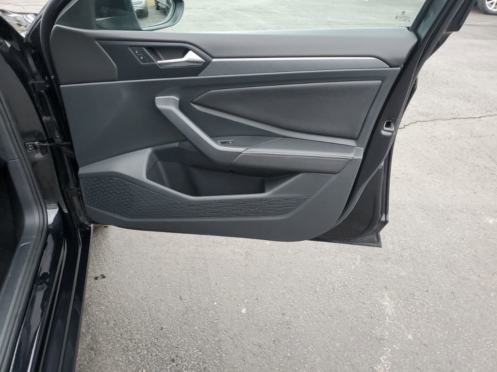 Used 2024 Volkswagen Jetta SE image 31