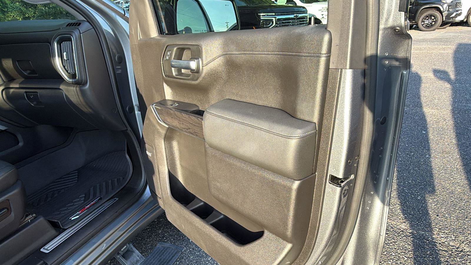 Used 2021 Chevrolet Silverado 1500 LTZ w/ LTZ Premium Package AWD/4WD image 17