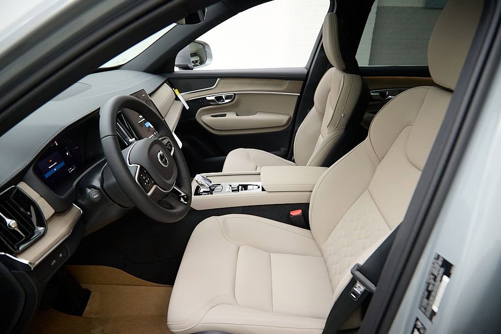 New 2026 Volvo XC90 T8 Plus w/ Protection Package image 18