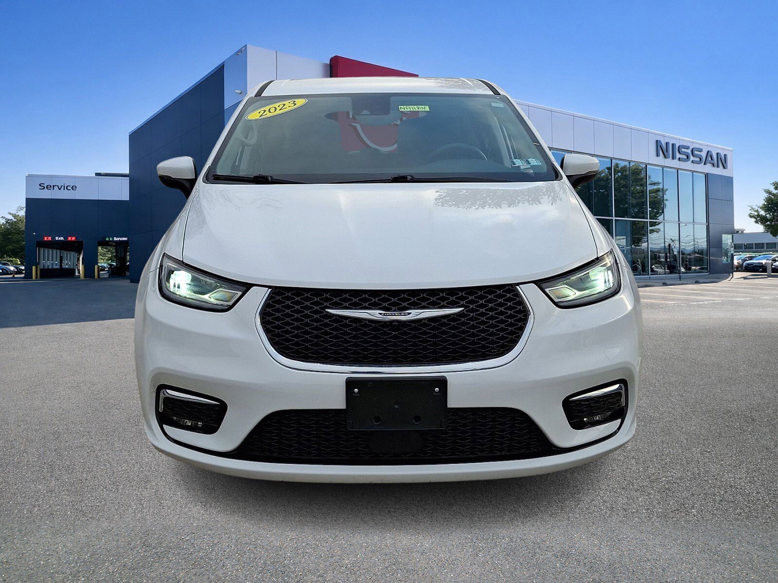 Used 2023 Chrysler Pacifica Touring-L image 2