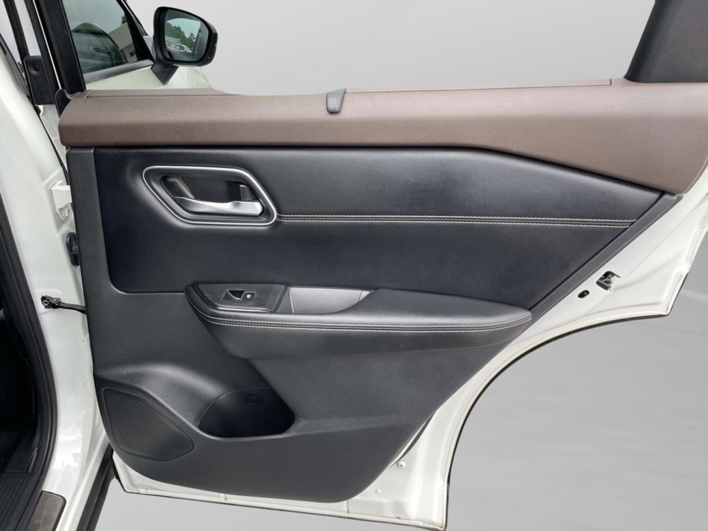 Used 2021 Nissan Rogue Platinum FWD image 14