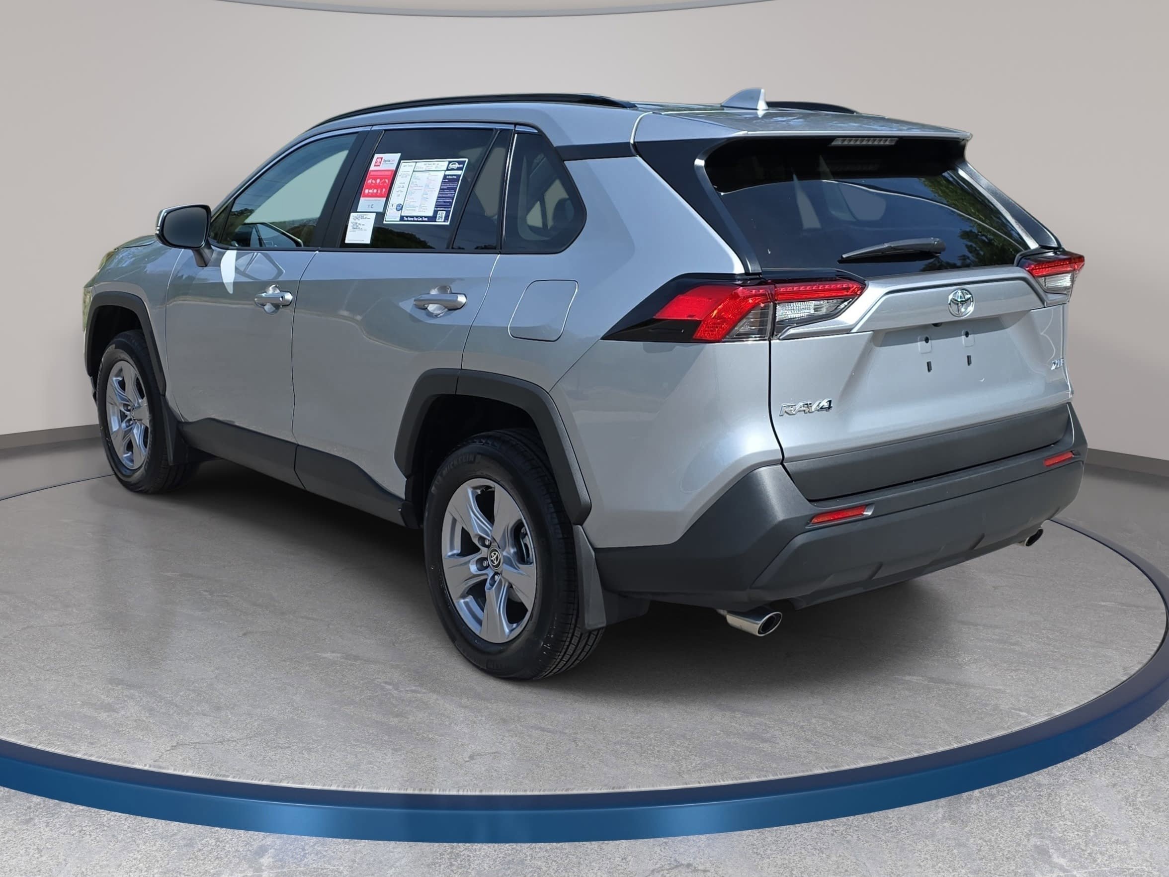 Used 2025 Toyota RAV4 XLE w/ Convenience Package image 7