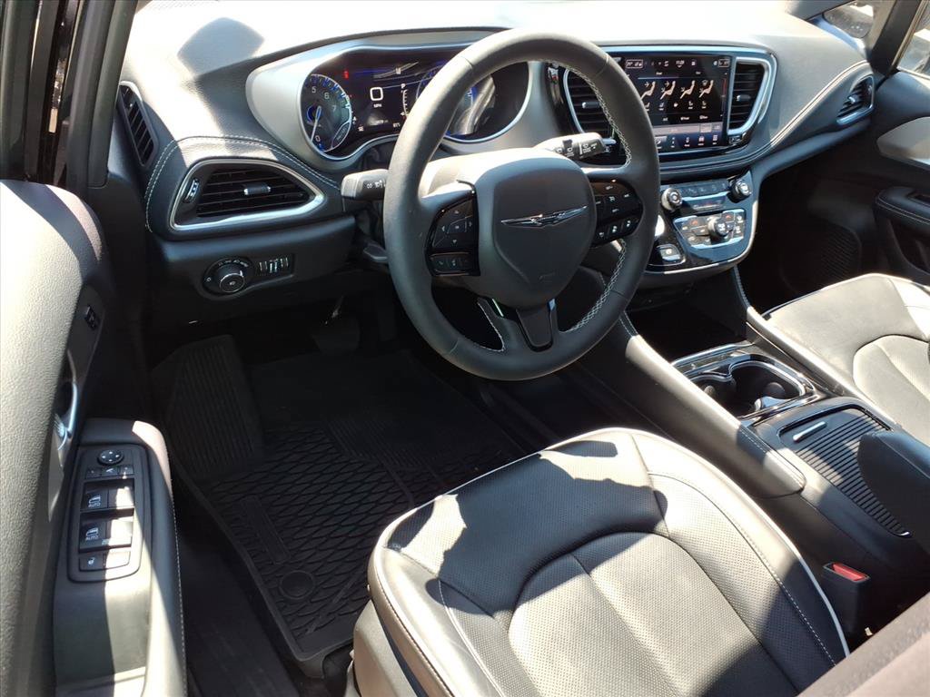 Used 2024 Chrysler Pacifica Limited w/ Uconnect Theater Family Group AWD/4WD image 19