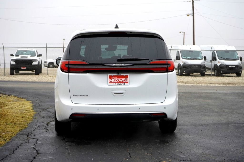New 2026 Chrysler Pacifica Select image 7