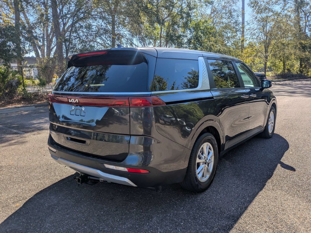 Used 2023 Kia Carnival LX FWD image 4