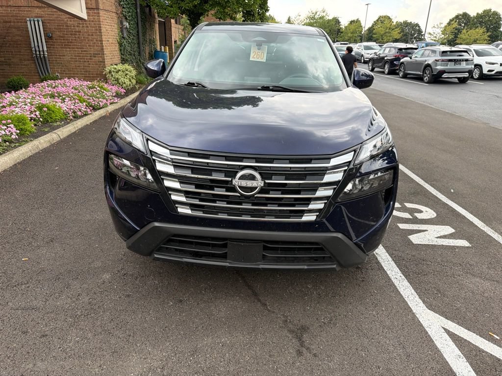 Used 2024 Nissan Rogue SV AWD/4WD image 3