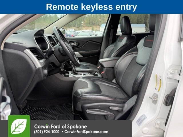 Used 2017 Jeep Cherokee Trailhawk AWD/4WD image 2
