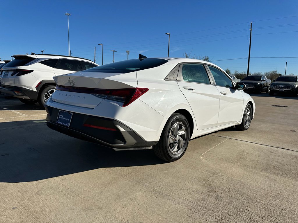 Used 2025 Hyundai Elantra SE image 5